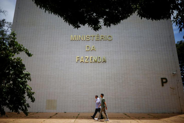 Fazenda vê pressão menor em despesas discricionárias em 2025 se pacote fiscal for aprovado, diz Durigan