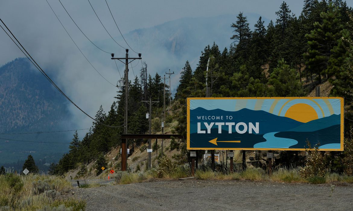 Incêndio devasta vila canadense de Lytton