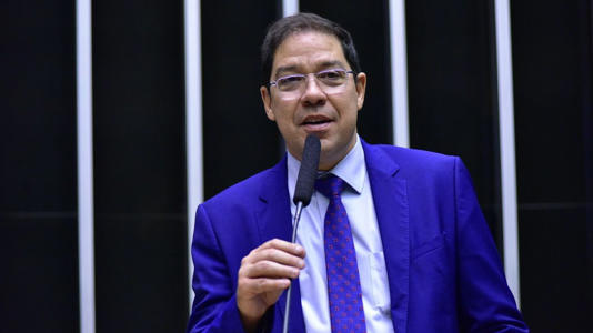 Deputados tentam manobra em pacote fiscal para ampliar emendas individuais